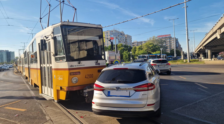 Villamos és autó ütközött az Árpád hídnál /Fotó: Baleset-info.hu