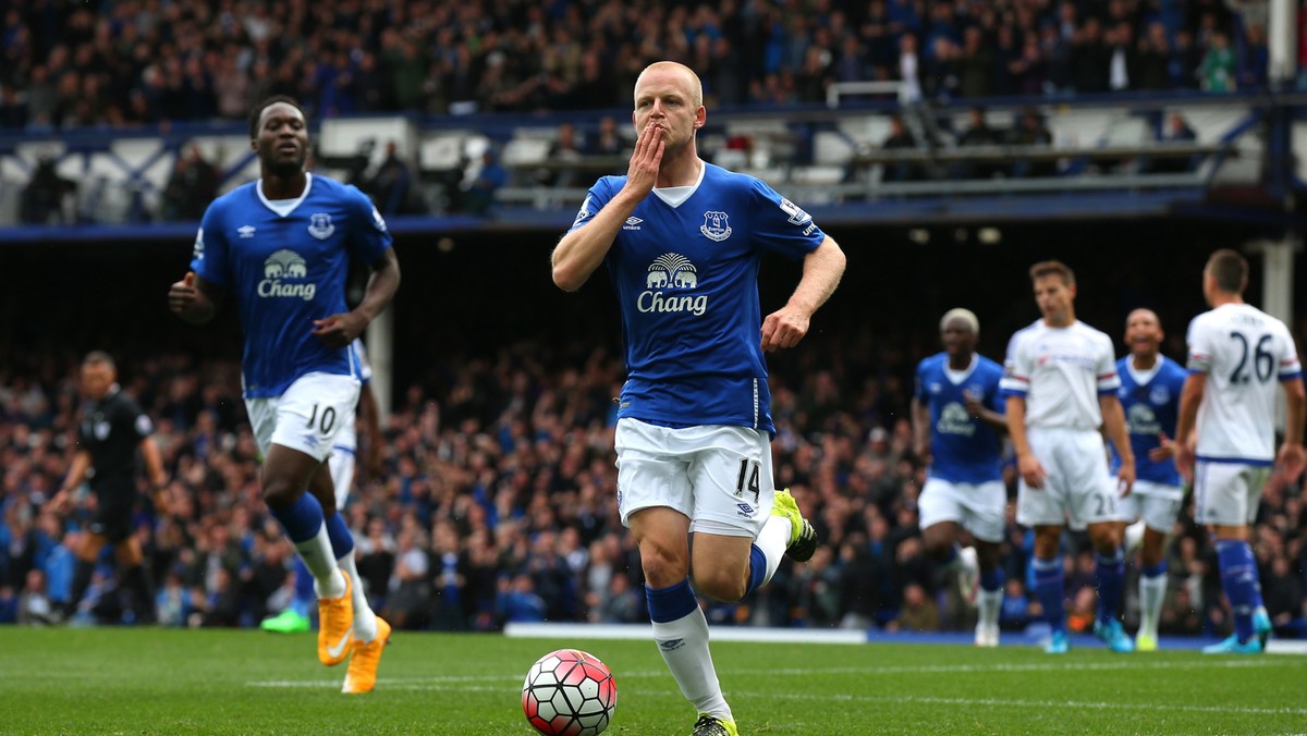 Everton pokonał Chelsea Londyn 3:1 (2:1) w spotkaniu piątej kolejki angielskiej Premier League. The Toffees zaprezentowali błyskotliwy futbol i w pełni zasłużenie ograli mistrza Anglii. Niekwestionowanym bohaterem spotkania należy uznać Stevena Naismitha - reprezentant Szkocji ustrzelił hat tricka, choć zaczął mecz na ławce rezerwowych.