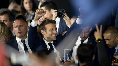 Macron győzött az elnökválasztáson, Párizsban kitört a háború az utcán: íme, az összecsapások képei 