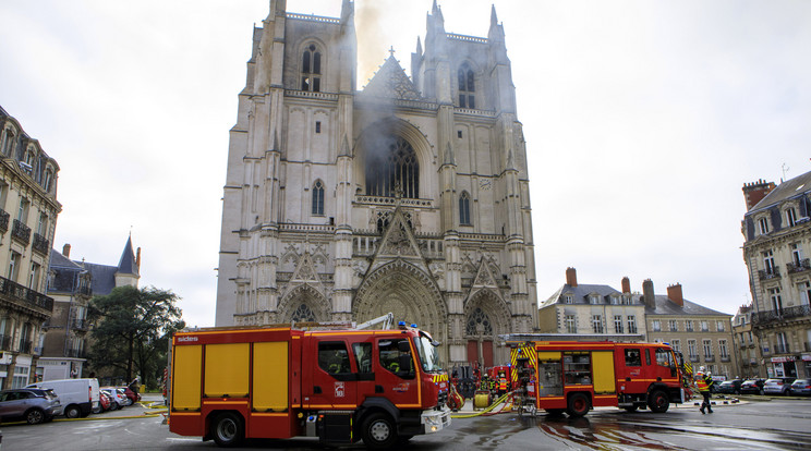 Nantes Szent Péter és Szent Pál-székesegyházában tűz ütött ki, előállították a gyújtogatót  / Fotó: MTI AP