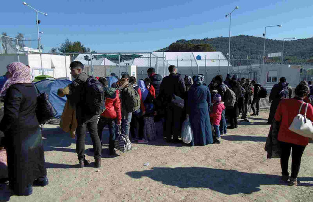 Fala uchodźców zalewa Europę. Na zdjęciu imigranci, którzy dotarli do obozu w Grecji. EPA/PANAGIOTIS BALASKAS Dostawca: PAP/EPA.