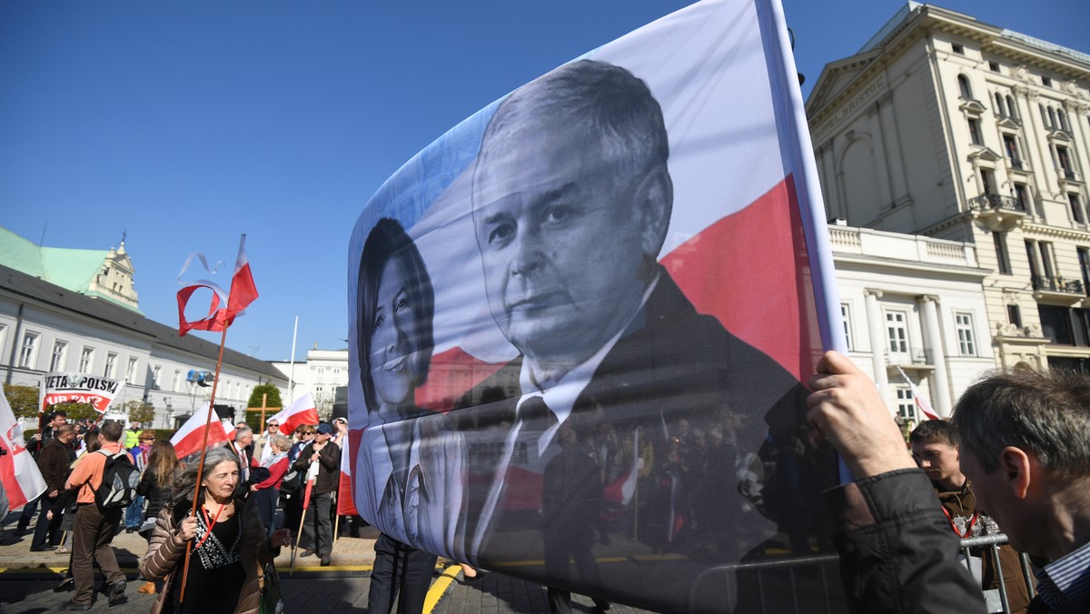 Już za nieco ponad miesiąc, w piątek, 19 maja na placu katedralnym im. Jana Pawła II zostanie odsłonięty i poświęcony pomnik ku czci ofiar katastrofy smoleńskiej. Ma być, jak mówił kanclerz łódzkiej kurii - "monumentalny".