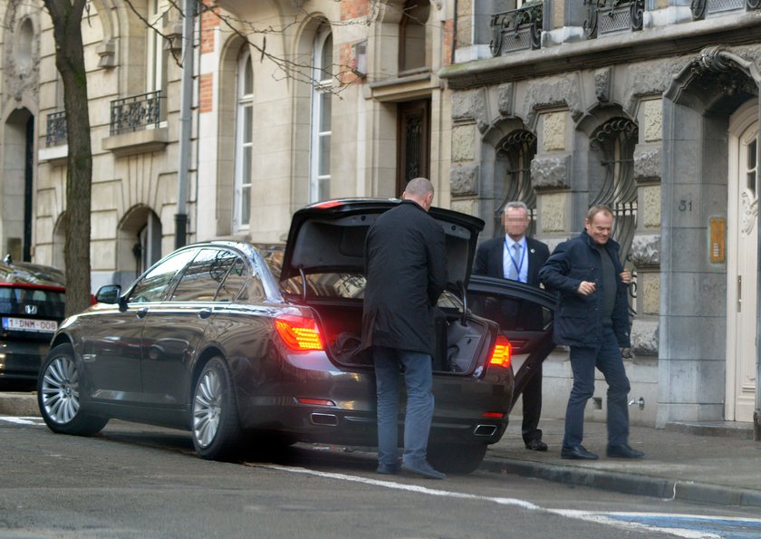 Tusk szaleje po Brukseli na hulajnodze