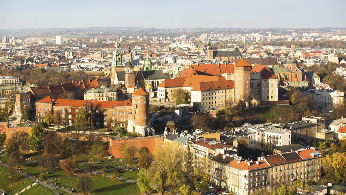 Kraków, podobnie jak zdecydowana większość kraju, od tygodnia zmaga się z ogromnymi upałami. Temperatury oscylujące wokół 34-36 stopni Celsjusza będą nam towarzyszyć jeszcze w tym tygodniu. Mogą je jednak przerywać burze, które być może jeszcze dziś przejdą nad Krakowem.