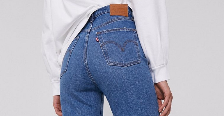 Te kultowe jeansy Levi&#39;s kupisz o połowę taniej. Leżą jak ulał, modelują pupę