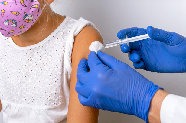 W czwartek MZ ogłosi decyzję o podaniu drugiej dawki przypominającej szczepionki na covid-19