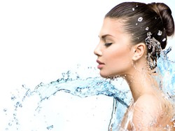 Latem skórze chce się pić! Poznaj sposoby na jej skuteczne nawilżenie