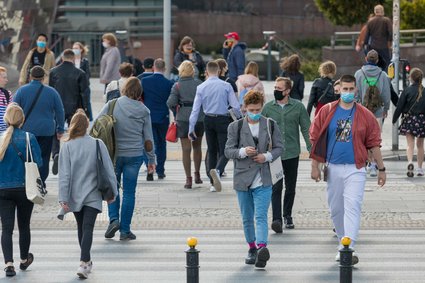 Połowa młodych Polaków chce wyjechać za pieniędzmi za granicę. Dotarliśmy do raportu [TYLKO U NAS]