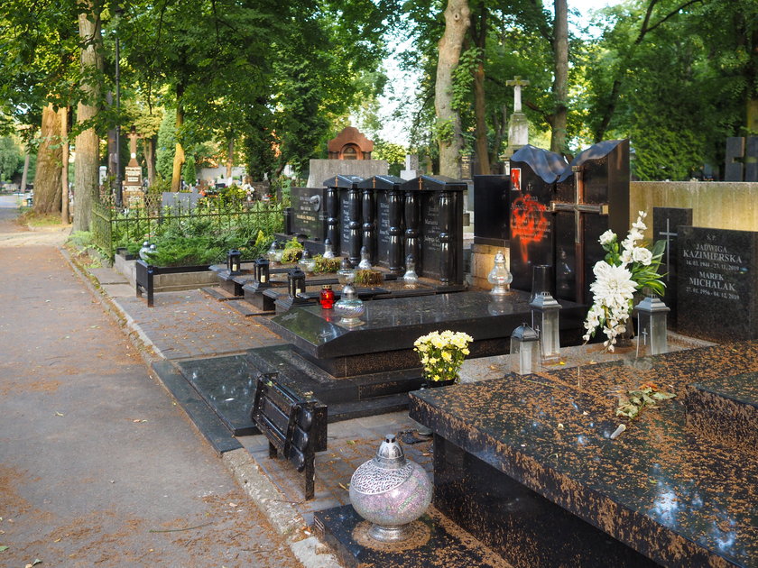 Zniszczony grób mecenas Joanny Agackiej-Indeckiej