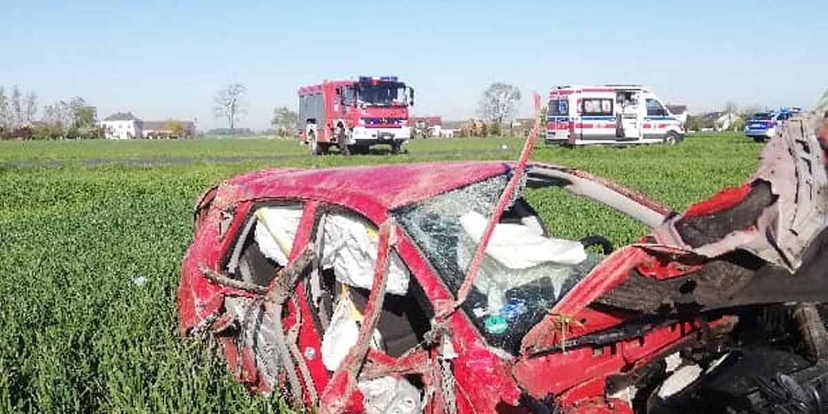 Dramatyczne sceny w łódzkim! Kierowca dachował i zmarł na miejscu.