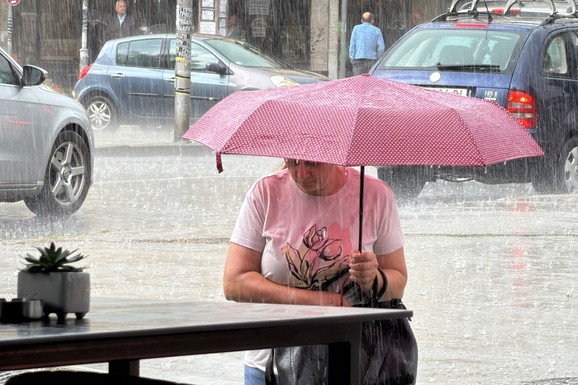 (FOTO) SNAŽNO NEVREME POGODILO LOZNICU! Smrklo se usred bela dana, pljusak za 15 minuta napravio potop, ulice pod vodom