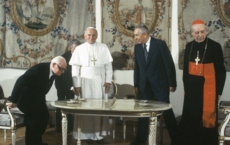 Henryk Jabłoński, Jan Paweł II, Edward Gierek i kard. Stefan Wyszyński podczas polskiej pielgrzymki papieża w 1979 r.