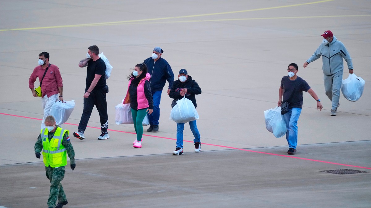 Putnici sa kruzera Hondijus nakon sletanja na aerodrom u Ajdhovenu 10. maja