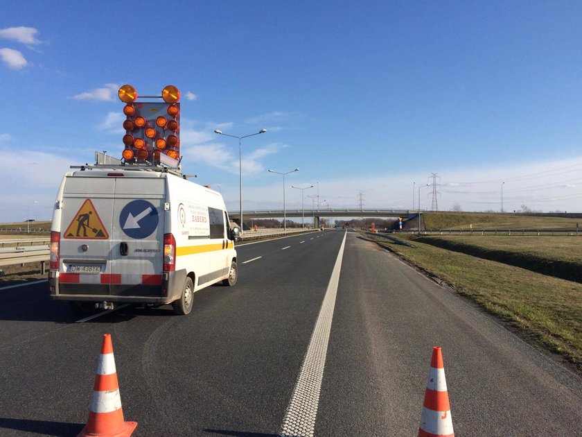 Korki na A4. Śledczy dokonują oględzin miejsca wypadku prezydenta Dudy