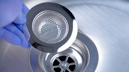 wrzuć dwie tabletki do odpływu. zator i brzydki zapach znikną w mig