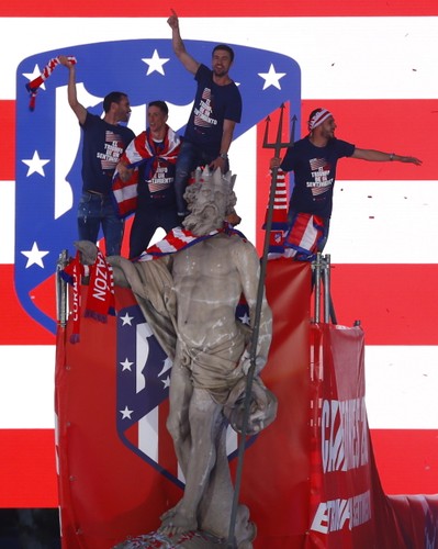 Piłkarze Atletico razem z kibicami świętowali swój sukces na ulicach Madrytu