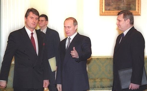 Wiktor Juszczenko (L), Władimir Putin (3L) i Michaił Kasjanow (P) podczas spotkania na Kremlu (21.01.2000)