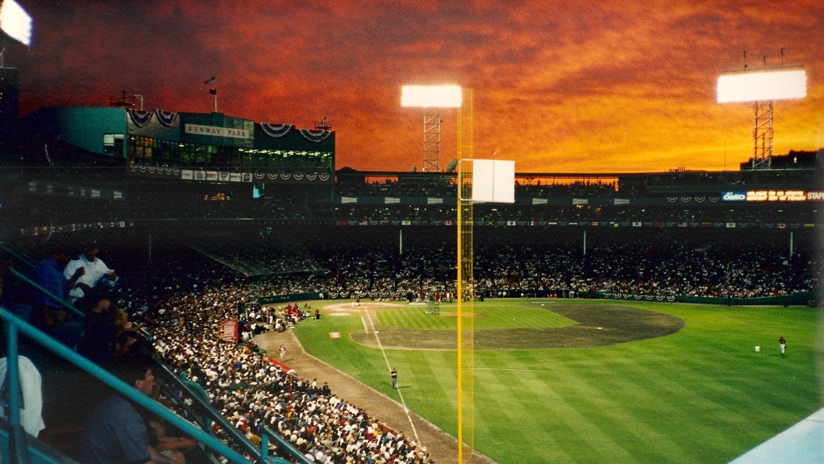 Gorąca informacja zza oceanu. Występujący w NBA Boston Celtics rozważają poważnie opcję rozegrania kilku spotkań na znajdującym się w mieście stadionie bejbsolowym. Fenway Park, na którym na co dzień występują tamtejsi Red Sox, miałby przyciągać kolejnych fanów Celtów i stać się nową atrakcją na koszykarskiej mapie Stanów Zjednoczonych.