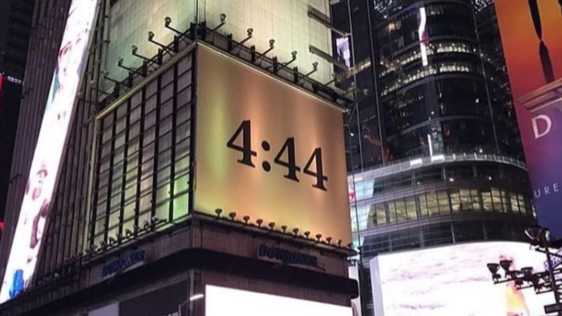 Nowy Jork zalepiony plakatami z tajemniczą liczbą. Co zwiastuje "4:44"?