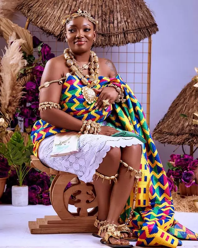 RELEVANCE OF THE KENTE CLOTH IN GHANAIAN TRADITIONAL MARRIAGES . – Daph's  Blog