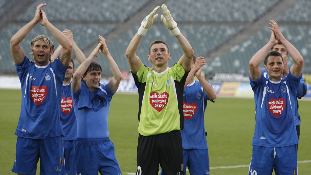 W meczu 28. kolejki Ekstraklasy Arka Gdynia przegrała z Ruchem Chorzów 1:2 (1:2). Dla gospodarzy ten wynik oznacza przybliżenie się do spadku z ligi, zaś dla gości złapanie oddechu - "Niebiescy" mają pięć punktów przewagi nad zajmującą barażowe miejsce w tabeli... Arką.