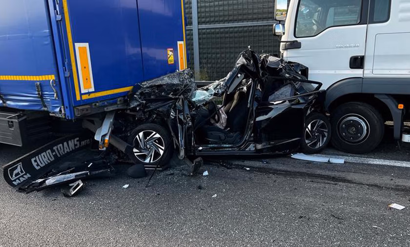 Śmiertelny wypadek na Autostradzie A2. Auto osobowe zostało zmiażdżone, nie żyje kobieta!