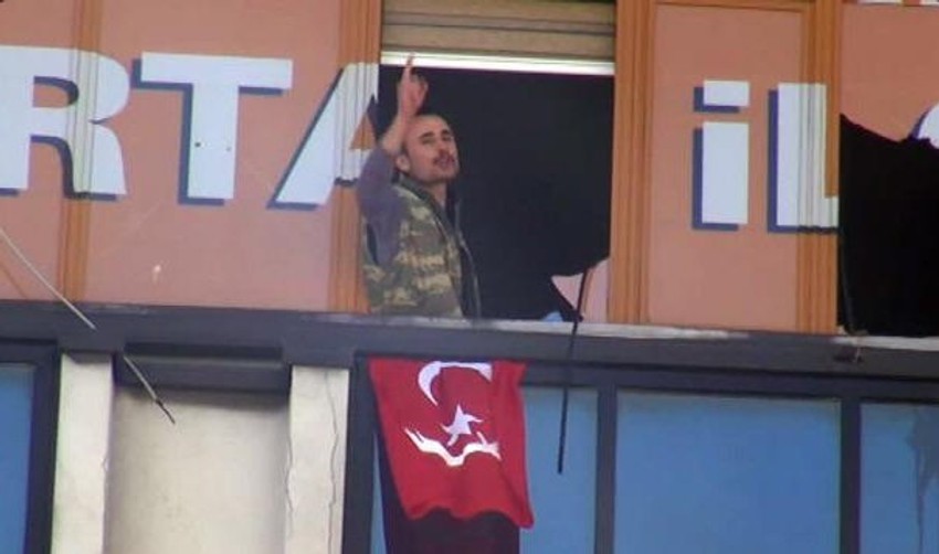 Jedan od dvojice ljudi koji su ušli u prostorije stranke #Turkey updated: Two armed men have reportedly occupied #AKP party offices in #Istanbul. Pix Via @DirenUniversite pic.twitter.com/JKfbxHH7Qx — José Miguel Sardo (@jmsardo) April 1, 2015