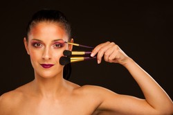 Jeśli tego nie robisz, narażasz swoją cerę! Jak myć przybory do makjiażu?