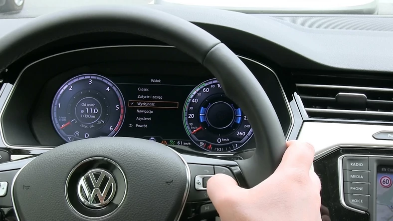 Aktywny wyświetlacz informacji w samochodzie Volkswagen Passat - zawartość centralnej części