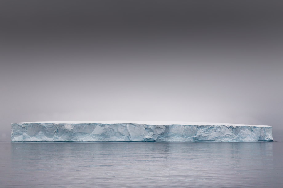 Stołowa góra lodowa na wodach cieśniny Antarctic Sound