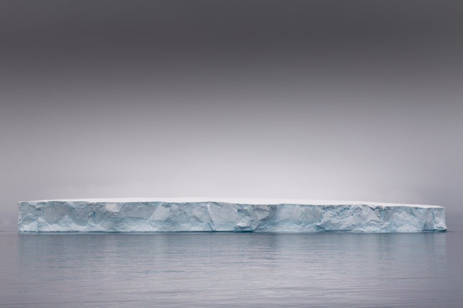 Stołowa góra lodowa na wodach cieśniny Antarctic Sound