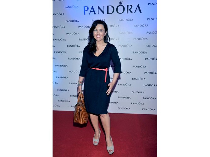 Osoby o niewysokim wzroście nie powinny sięgać po taką długość sukienek i spódnic. Beata Tadla uwielbia stonowaną elegancję, ale ta sukienka dramatycznie skraca optycznie nogi prezenterki. Pomimo połączenia z wysokimi obcasami…