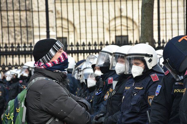 Policja zatrzymała co najmniej dziesięć osób i spisała dane ponad 800, którym grożą kary za złamanie przepisów związanych restrykcjami epidemicznymi.