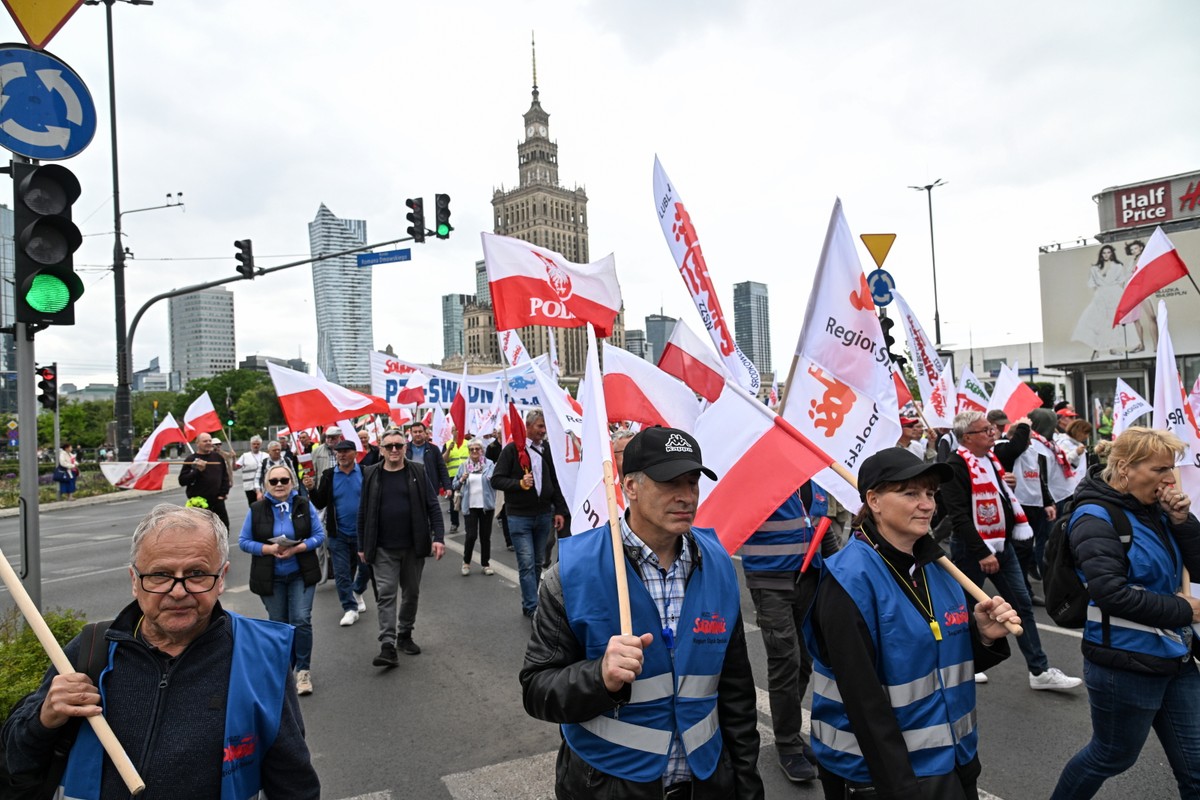 Warszawa, 10.05.2024. Uczestnicy zorganizowanej przez "Solidarność" w ramach protestu przeciwko Zielonemu Ładowi manifestacji na Krakowskim Przedmieściu w Warszawie, 10 bm. Organizatorami odbywającego się pod hasłem "Precz z Zielonym Ładem" przemarszu są NSZZ "Solidarność" oraz NSZZ Rolników Indywidualnych "Solidarność". (ad) PAP/Radek Pietruszka