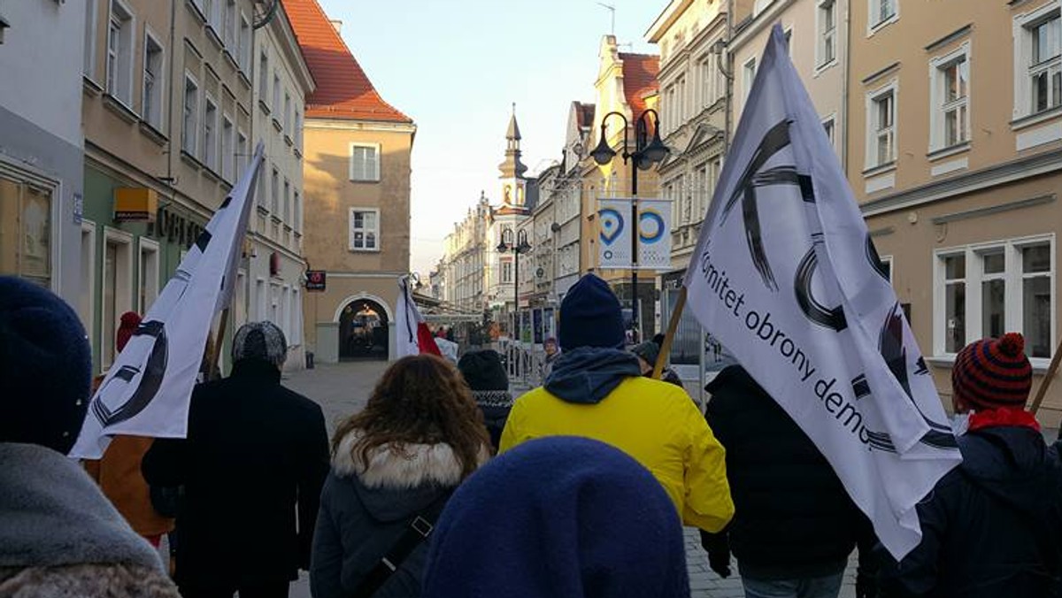 Umorzono śledztwo ws. niedopełnienia obowiązków służbowych przez policję i straż miejską w trakcie zabezpieczania marszu KOD, zorganizowanego w Radomiu z okazji rocznicowych obchodów Czerwca’76.