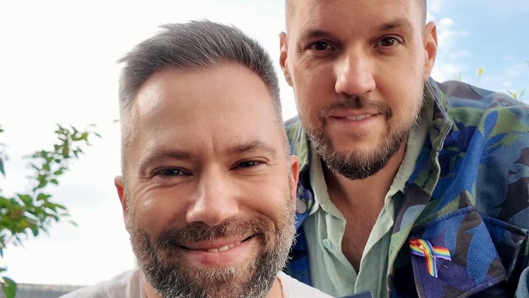 Poslanec Michal Sabo (vpravo) a jeho partner Michal Šefčík.