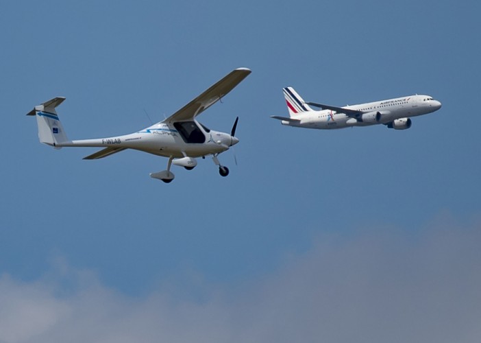 Słoweński ultralekki dwumiejscowy samolot Pipistrel Alpha Electro (na pierwszym planie zdjęcia) to pierwsza taka maszyna produkowana seryjnie. Jej napęd stanowi silnik elektryczny o mocy 60 kW, zasilany akumulatorami o pojemności 21 kWh. Samolot waży 300 kg, w tym 100 kg to masa baterii., które pozwalają na godzinny lot. Zasięg na jednym ładowaniu to blisko 160 km.