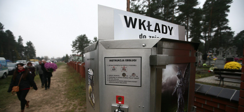 Będzie więcej zniczomatów na polskich cmentarzach. Powstaną też donacjomaty