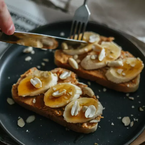 Tost z bananami / Getty Images / Evgeniia Rusinova