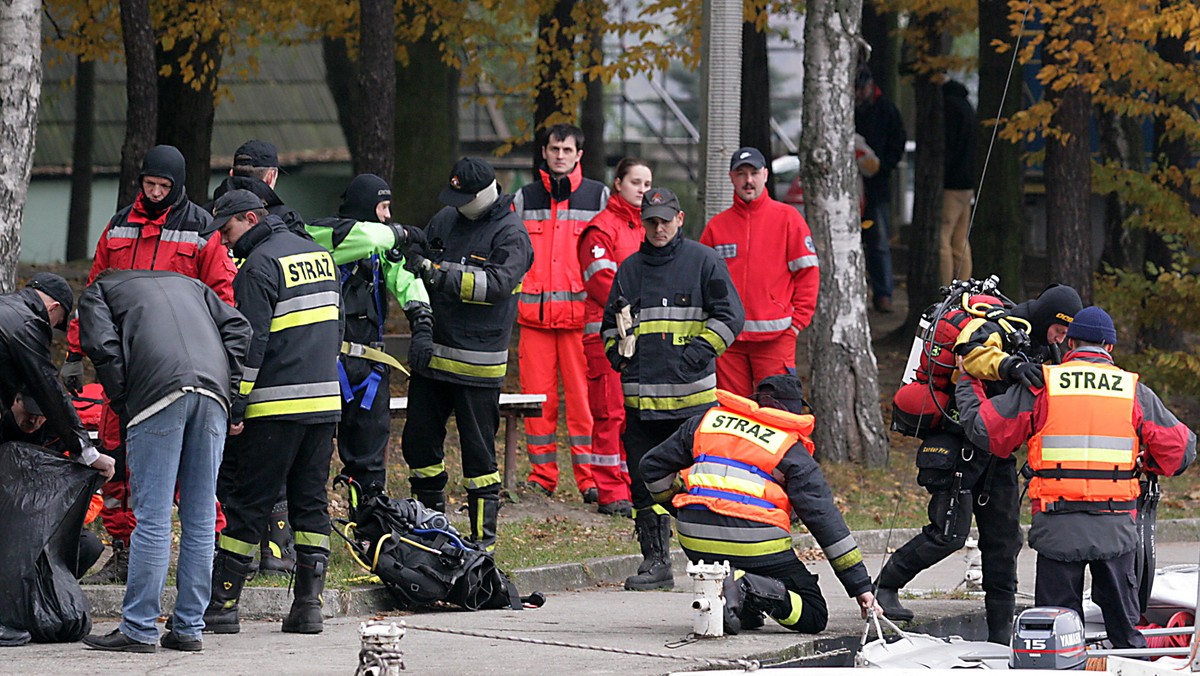 Policjanci i strażacy kontynuują akcję poszukiwania zwłok b. wiceministra transportu Eugeniusza Wróbla w Zalewie Rybnickim. W poniedziałek i wtorek znaleziono tam dwa fragmenty ludzkiego ciała, ich tożsamość jest sprawdzana w badaniach DNA.