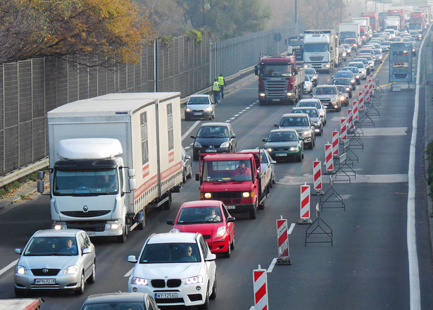 Trasa AK w Warszawie ciągle zakorkowana. Powód? Kierowcy boją się białego auta