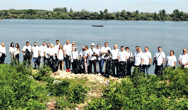 Srećan sam da sam mogao da pomognem da očistimo ovaj deo obale, da bude lepo i nama koji ovuda šetamo, ali i onima koji dođu da vide ovu lepotu, kaže učesnik akcije, bivši bokserski šampion Ranko Vasiljević