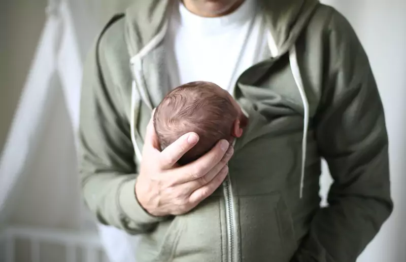 Zmiany mają zachęcić młodych ojców do równego partycypowania w opiece nad nowo narodzonym dzieckiem / Getty Images