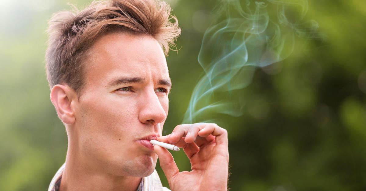 Дым сигарет. Солнце курит сигарету. Sun smoking. Фотосессия с сигаретой мужская. Дым от сигарет.