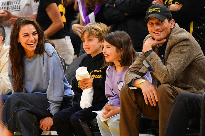 Mila Kunis i Ešton Kučer sa decom