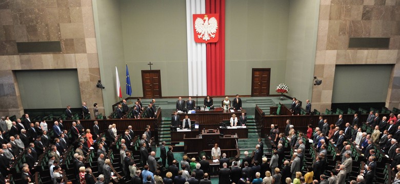 PiS z dużą przewagą nad Platformą w SONDAŻU. Na miejsce w Sejmie może liczyć Partia Razem