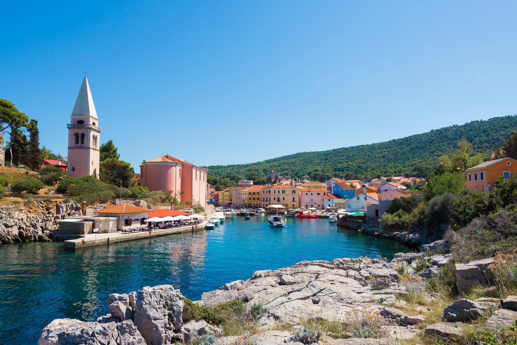Bojana celé leto pracuje v chorvátskom meste Mali Lošinj. (ilustračné foto)