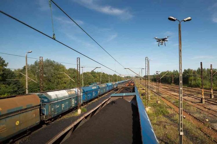 Według Urzędu Transportu Kolejowego, po siedmiu miesiącach udział grupy PKP Cargo w rynku pod względem transportowanej masy wyniósł 48 proc., co oznacza wzrost o 0,3 pkt proc., a pod względem pracy przewozowej 56 proc. (spadek o 0,7 pkt proc.). <br><br> Na zdjęciu: Potrafi zawisnąć bez ruchu nad filmowanym pociągiem z węglem