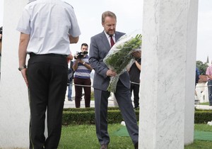 Bakir Izetbegović na očevom grobu: Za nastavak politike Alije Izetbegovića