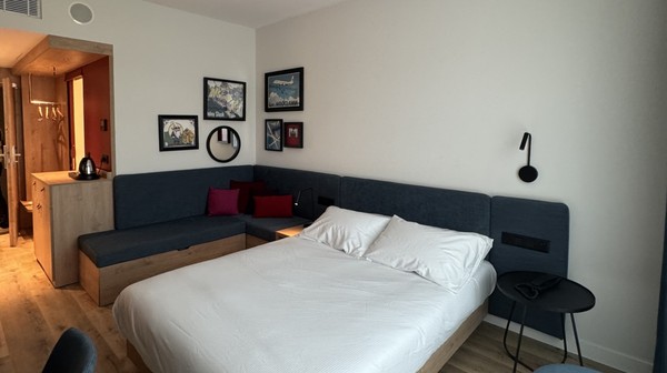 Hotel zaoferuje 122 nowoczesne pokoje, oddalone o zaledwie 2 minuty spacerem od terminalu. 